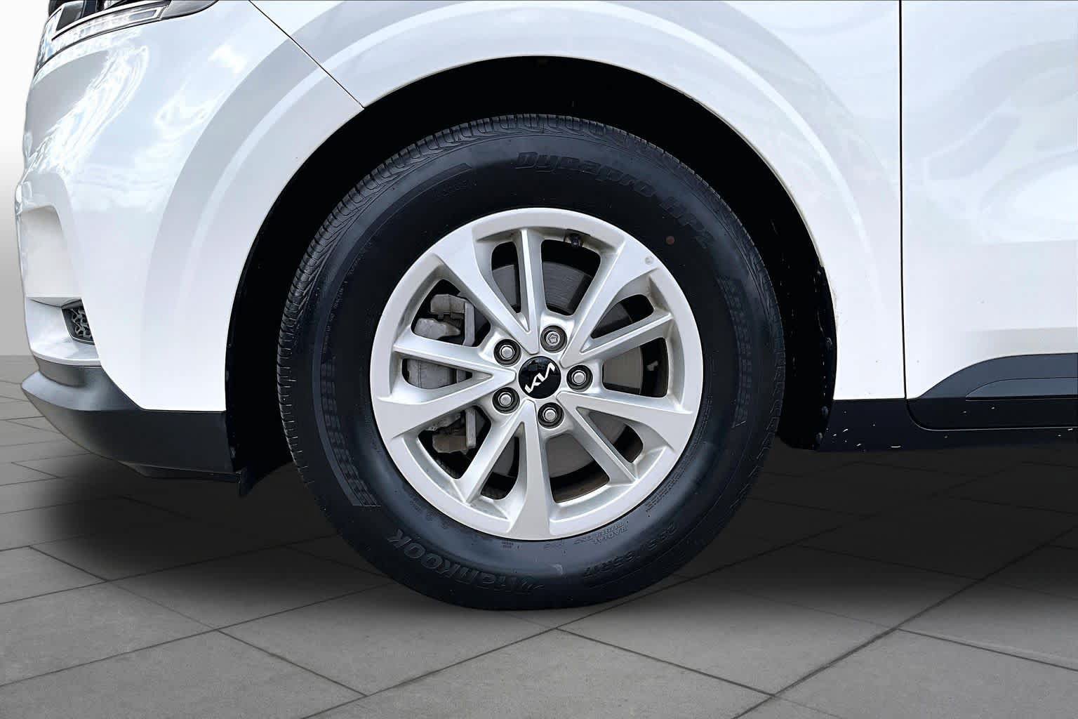 Used 2024 Kia Carnival LX FWD image 11