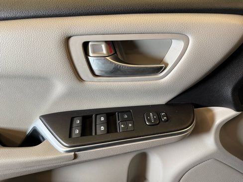 Used 2017 Toyota Camry LE image 18