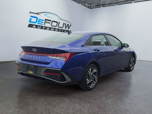 Used 2025 Hyundai Elantra SEL FWD image 3