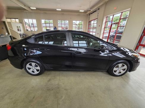 Used 2017 Chevrolet Cruze LS FWD image 7