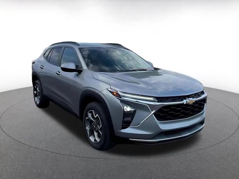Used 2025 Chevrolet Trax LT FWD image 3
