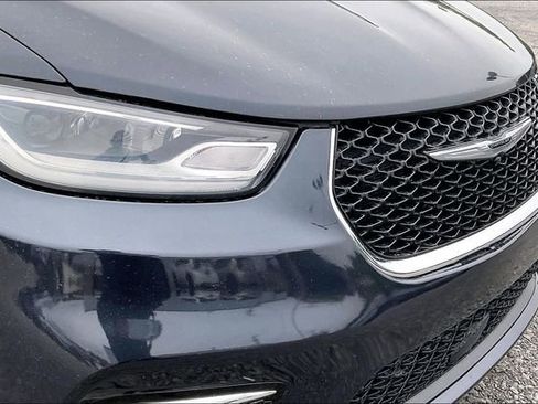 Used 2021 Chrysler Pacifica Touring-L FWD image 32