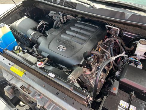 Used 2018 Toyota Sequoia TRD Sport AWD/4WD image 31