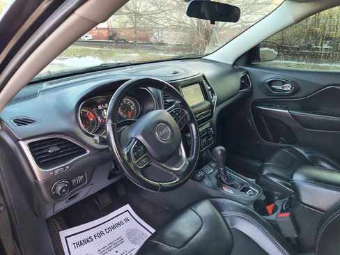 Used 2020 Jeep Cherokee Latitude Plus w/ Cold Weather Group AWD/4WD image 3