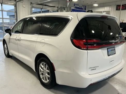 Used 2024 Chrysler Pacifica Touring-L image 5