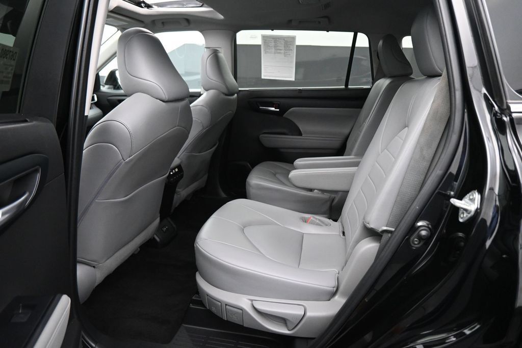 Used 2023 Toyota Highlander XLE FWD image 19