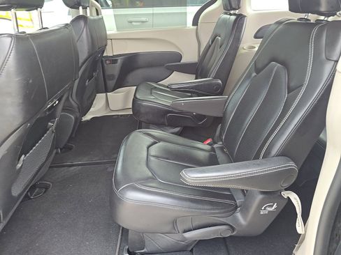 Used 2023 Chrysler Pacifica Touring-L FWD image 16