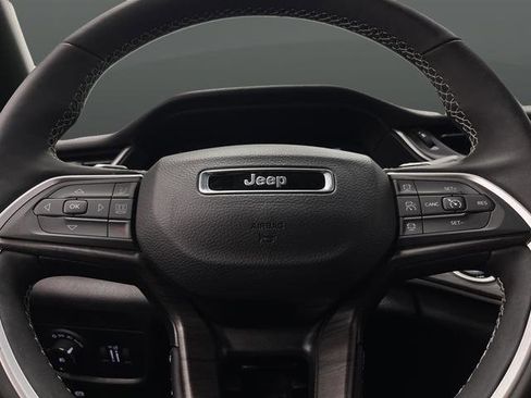Used 2024 Jeep Grand Cherokee Limited image 17