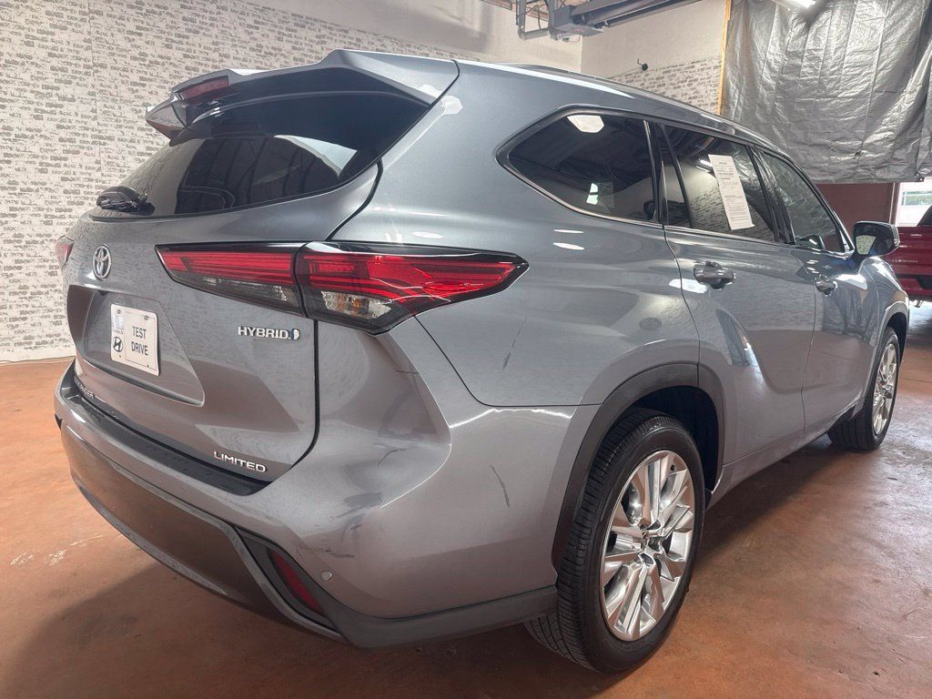 Used 2023 Toyota Highlander Limited FWD image 7