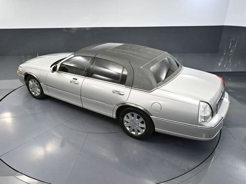 Used 2004 Lincoln Town Car Ultimate RWD image 46