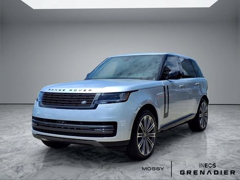 Used 2025 Land Rover Range Rover SE AWD/4WD image 4