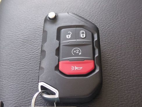 Used 2025 Jeep Wrangler Unlimited Sahara AWD/4WD image 32