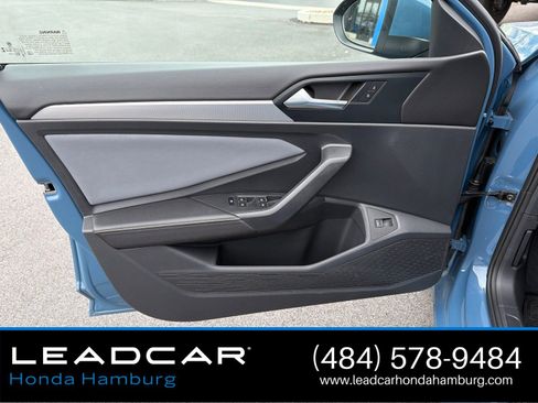 Used 2025 Volkswagen Jetta SE FWD image 13