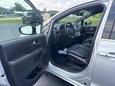 New 2026 Chrysler Pacifica Select AWD/4WD image 10
