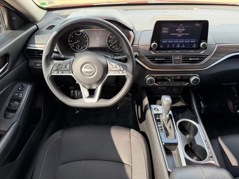 Used 2024 Nissan Altima 2.5 SV FWD image 16