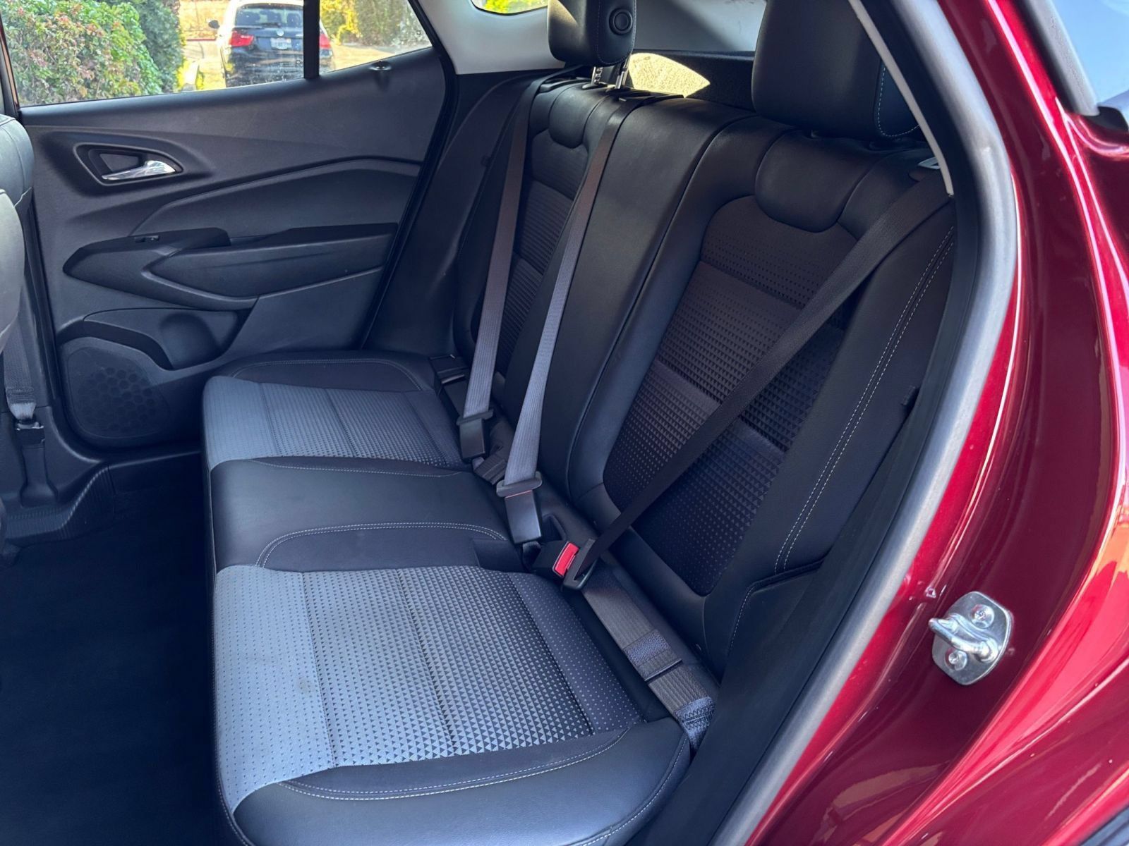 Used 2025 Chevrolet Trax LT FWD image 36