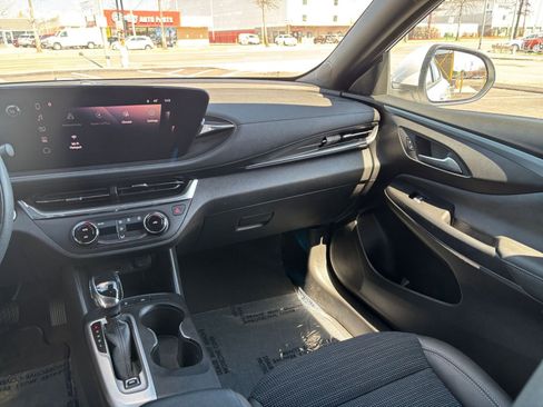 Used 2025 Buick Envista Preferred FWD image 34