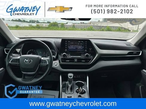 Used 2022 Toyota Highlander XLE AWD/4WD image 24