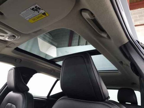 Used 2021 Volvo XC40 T5 Momentum w/ Premium Package image 16