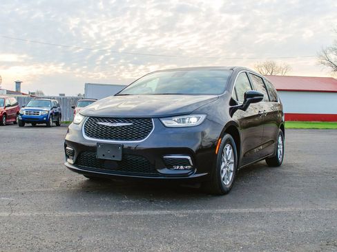 Used 2025 Chrysler Pacifica Select image 11