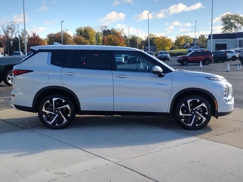 New 2025 Mitsubishi Outlander SE image 15