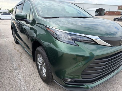 Used 2026 Toyota Sienna XLE AWD/4WD image 3