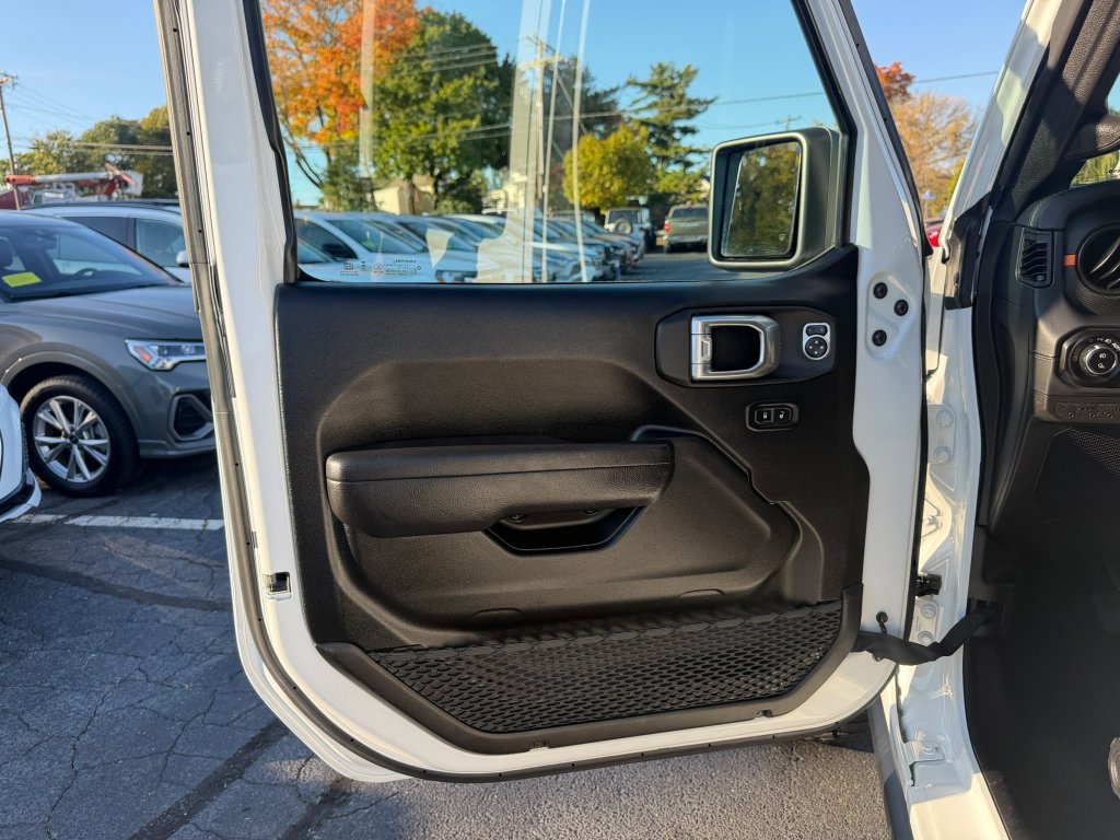 Used 2026 Jeep Gladiator Mojave AWD/4WD image 10