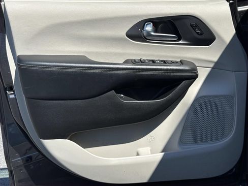 Used 2023 Chrysler Pacifica Touring-L FWD image 23