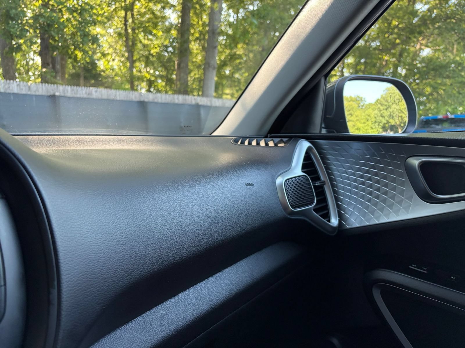 Used 2025 Kia Soul LX w/ LX Technology Package FWD image 32
