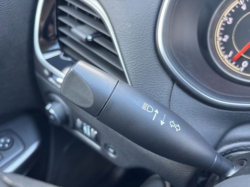 Used 2021 Jeep Cherokee Limited image 24