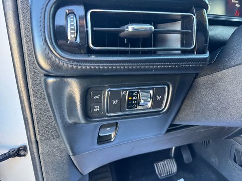 Used 2022 Lincoln Nautilus Standard w/ Premium Package image 32