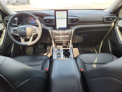 Used 2023 Ford Explorer Limited w/ Limited Technology Package RWD image 11