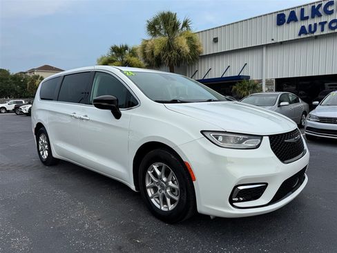 Used 2024 Chrysler Pacifica Touring-L FWD image 2