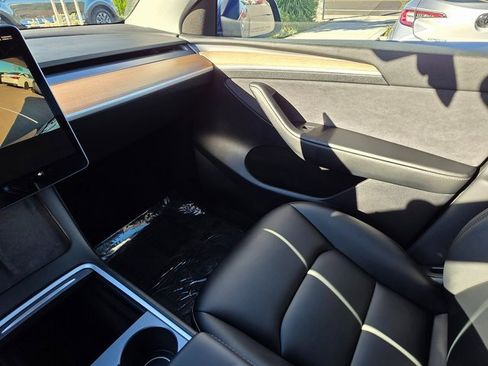 Used 2023 Tesla Model Y AWD image 32