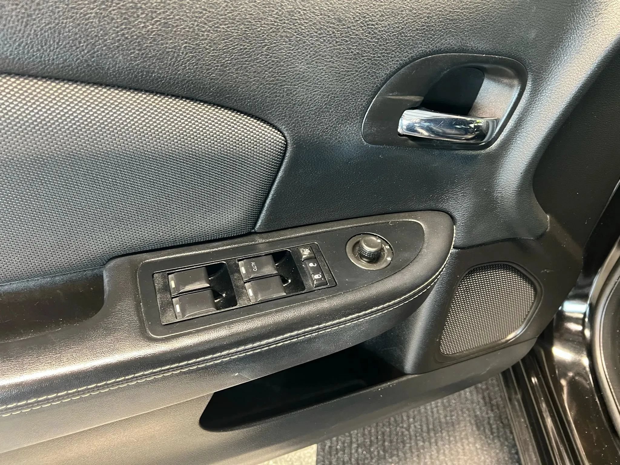 Used 2014 Dodge Avenger SXT w/ Blacktop Package FWD image 8