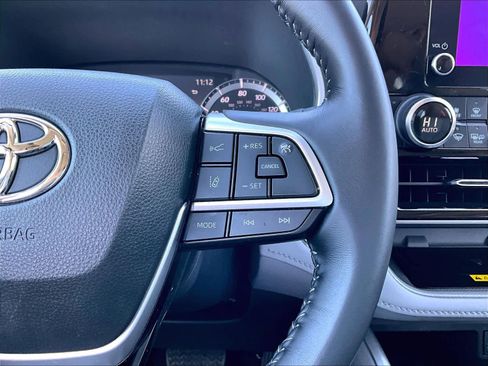 Used 2023 Toyota Highlander XLE image 19