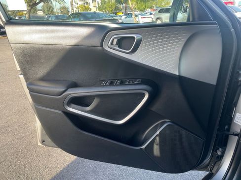 Used 2025 Kia Soul LX w/ LX Technology Package image 18