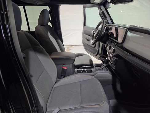 Used 2024 Jeep Wrangler Sahara image 11
