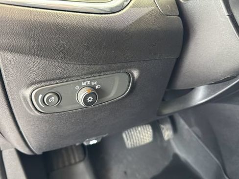 Used 2018 Chevrolet Equinox LT FWD image 10