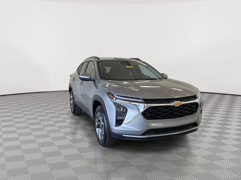 Certified 2025 Chevrolet Trax LT w/ Driver Confidence Package FWD image 3
