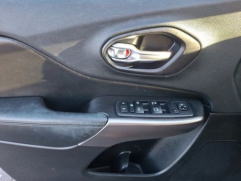 Certified 2019 Jeep Cherokee Latitude Plus w/ Comfort/Convenience Group image 17