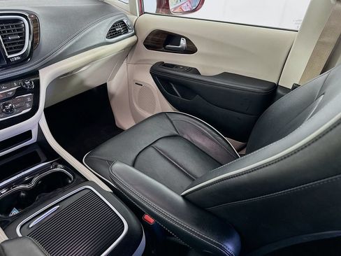 Used 2022 Chrysler Pacifica Limited FWD image 32