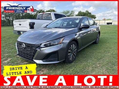 Used 2024 Nissan Altima 2.5 SV image 2