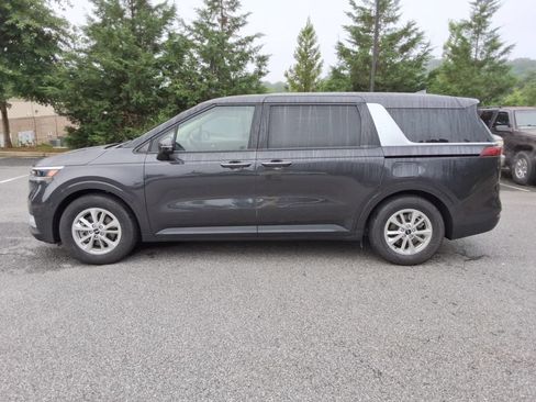 Used 2024 Kia Carnival LX FWD image 8