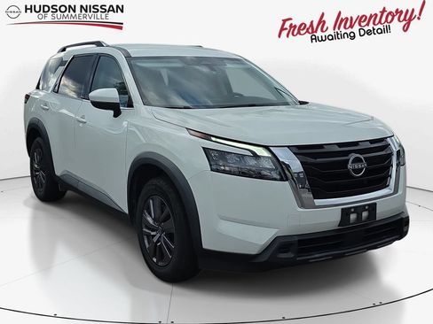 Used 2023 Nissan Pathfinder SV FWD image 1
