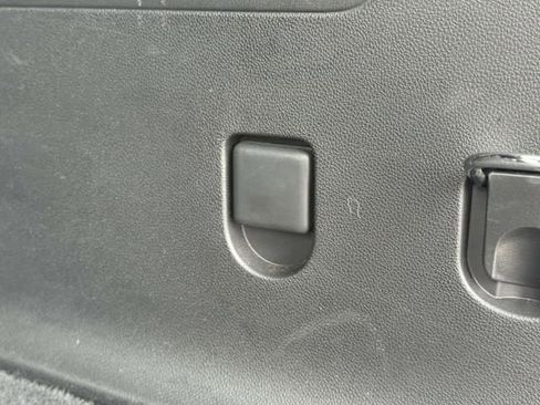 Used 2025 Chevrolet Traverse LT image 9