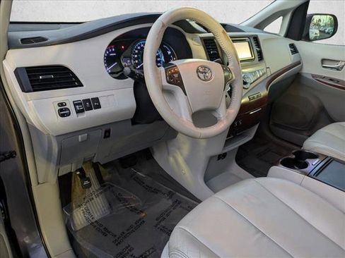 Used 2014 Toyota Sienna XLE image 10
