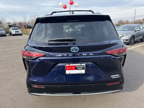 Used 2023 Toyota Sienna Limited image 6
