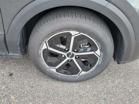 Certified 2025 Kia Niro EX FWD image 40