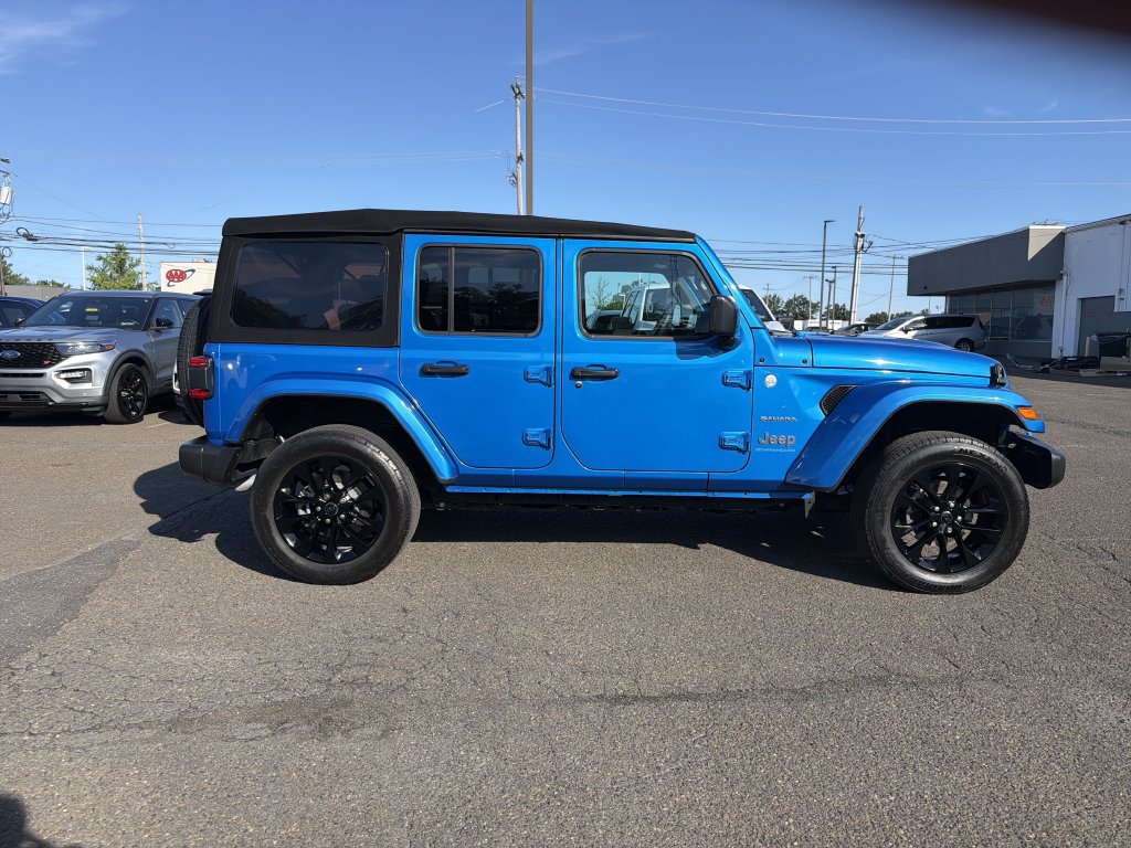 Used 2024 Jeep Wrangler Unlimited Sahara w/ Technology Group AWD/4WD image 7